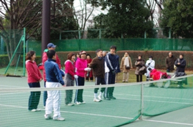 ボールは1バウンド以内に返球